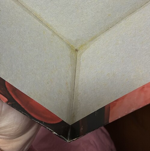 Detalhe do reforço de cola aplicado no interior da tampa